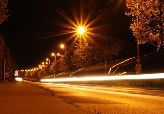 Seit Anfang Oktober ist es ein wenig dunkler in der Landeshauptstadt. Konkret 500 Lichtpunkte – so heißen die Straßenlaternen im Fachjargon – brennen seitdem weniger.