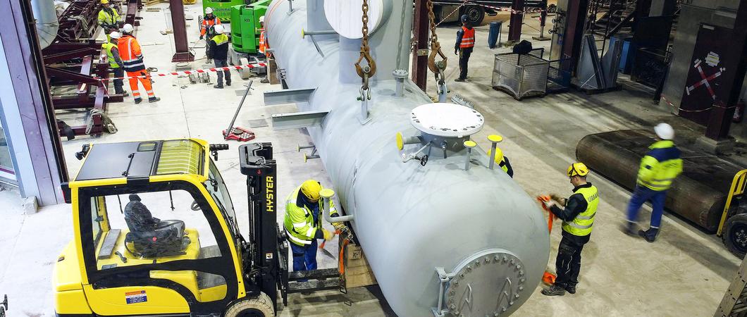 Schon fast ein Jahr wird am Heizkraftwerk in Schwerin Süd gebaut. Die alte Technik wird nach fast 30 Jahren durchgehenden Betriebs schrittweise deinstalliert.