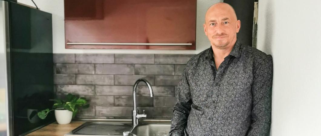 Abgewohnte Fliesen, Tapeten mit Holzdekor auf den Türen, ein wackeliger Einbauschrank im Flur – als Marcel Laske sich die Wohnung Mitte Januar erstmals anschaute, zeigte sie sich nach langem Leerstand nicht gerade einladend.