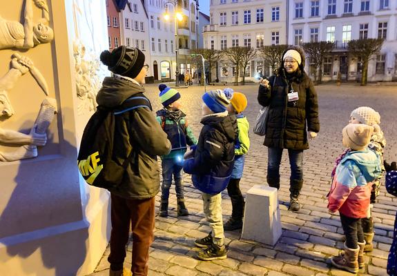 Die kleinen Entdecker und ihre Verwandten machten sich gemeinsam mit Stadtführerin Teresa Beck-Babajanyan auf, um die Landeshauptstadt in der Dunkelheit zu durchstreifen.