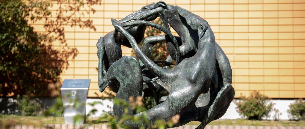 Skulptur-Schwerin-Windhunde Weststadt c maxpress haupt