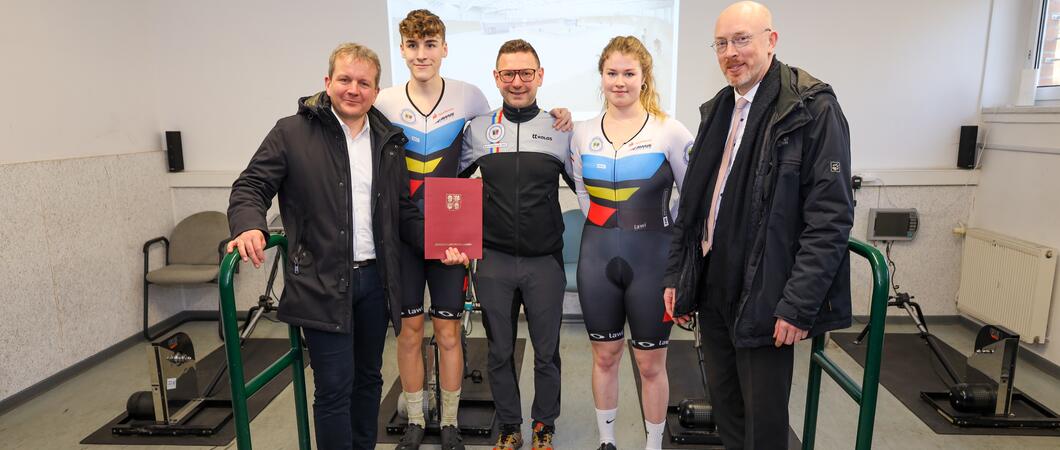 Der Minister für Inneres, Bau und Digitalisierung Christian Pegel hat heute Zuwendungen des Landes für den Bau des Radsportzentrums in Höhe von rund 16,5 Millionen Euro in Schwerin an Oberbürgermeister Dr. Rico Badenschier übergeben.