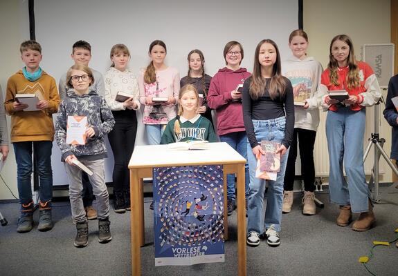 13 Schweriner Schulsieger der 6. Klassen nahmen am Stadtentscheid des Vorlesewettbewerbs teil. Die Gewinnerin in diesem Jahr heißt Anna Eckhardt (Mitte) vom Gymnasium Fridericianum
