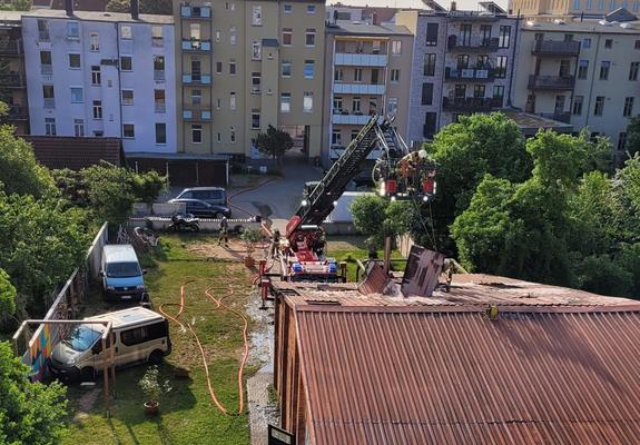In den heutigen frühen Morgenstunden kam es zu einem Brand in einer Holzwerkstatt in der Werderstraße. Während der Löscharbeiten und der Brandnachsorge ist aktuell die Werderstraße zwischen Knaudtstraße und Hospitalstraße voll gesperrt.