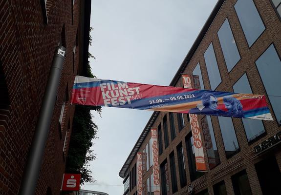 Das 31. FILMKUNSTFEST MV wird als eines der größten Publikumsfestivals Norddeutschlands wie schon 2021 in den Spätsommer verschoben und findet vom 30.August bis 4.September statt.