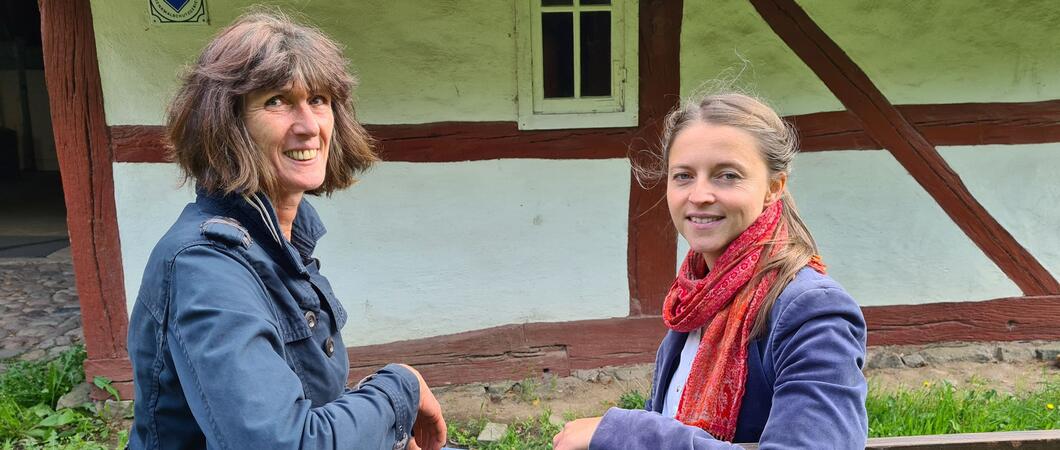 Melanie Kramer (r.) übernimmt die Leitung des Freilichtmuseums von Gesine Kröhnert, die weiterhin die vielseitige Sammlung betreut, Foto: Landeshauptstadt Schwerin