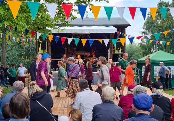 Vom 8. bis 10. September können Besucher des Windros-Festivals rund 30 Events wie Konzerte, Tanzvergnügen, Tanzworkshops, Kindertanz, Musiker-Spielkurse und gemeinsames Singen erleben, Foto: LHS/Fred-Ingo Pahl