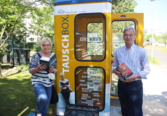 Leuchtend gelb strahlt sie mit der Sonne um die Wette – die neue Büchertauschbox beim „Haus der Begegnungen“. Am Mittwoch, den 9. Juni, wurde die ehemalige Telefonzelle in der Perleberger Straße 22 aufgestellt