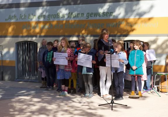 Es war ein Bauvorhaben mit Unwägbarkeiten und Überraschungen: Nachdem die Außensanierung der Heine-Grundschule bereits vor knapp zehn Jahren abgeschlossen wurde, hatten die Bauleute mit der Innensanierung des historischen Schulgebäudes in den zurückliegen
