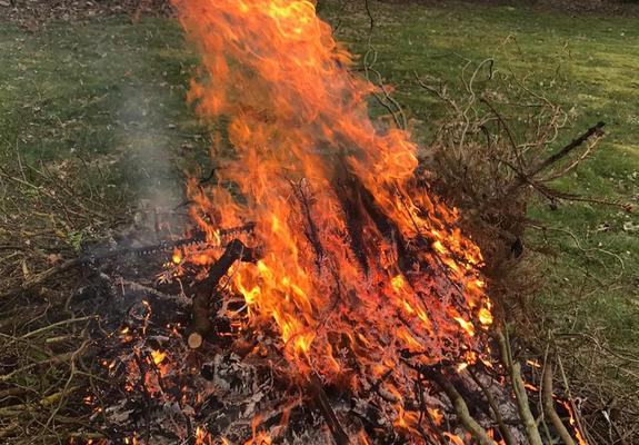 Die gegenwärtige Infektionslage in der Landeshauptstadt lässt die traditionellen Osterfeuer als Treffpunkte und geselliges Beisammensein nicht zu. „Die Inzidenzzahl liegt in Schwerin noch stabil über dem Wert 50.