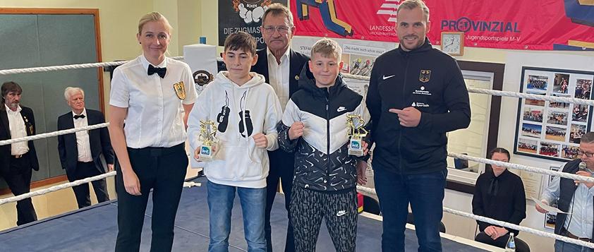 Lionel Rizzo (2.v.r.) freut sich über die Auszeichnung als bester Nachwuchsboxer in der Altersklasse U13, Foto: Boxclub TRAKTOR Schwerin