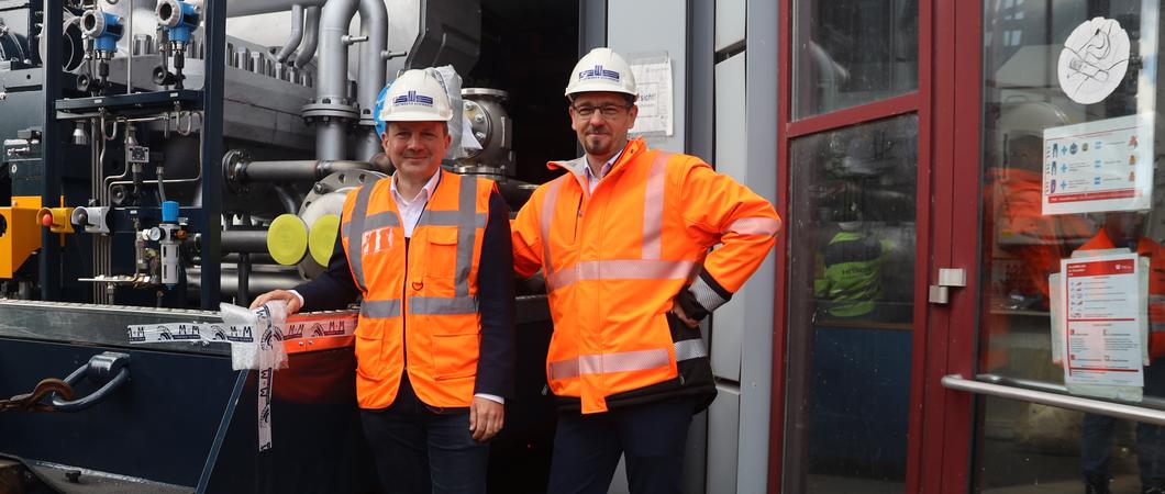 Mit dem heutigen Einbau der Dampfturbine ist die letzte Großkomponente in die Halle des grundlegend modernisierten Heizkraftwerkes der Stadtwerke Schwerin am Standort Pampower Straße eingezogen.
