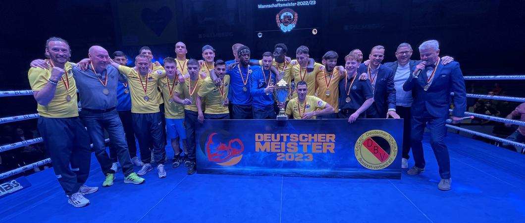 Geschafft! Das Team des BC Traktor Schwerin hat auch die Box-Bundesligasaison 2023 als Deutscher Mannschaftsmeister beendet. Es ist der vierte Meistertitel in Serie für die Boxhochburg Schwerin.