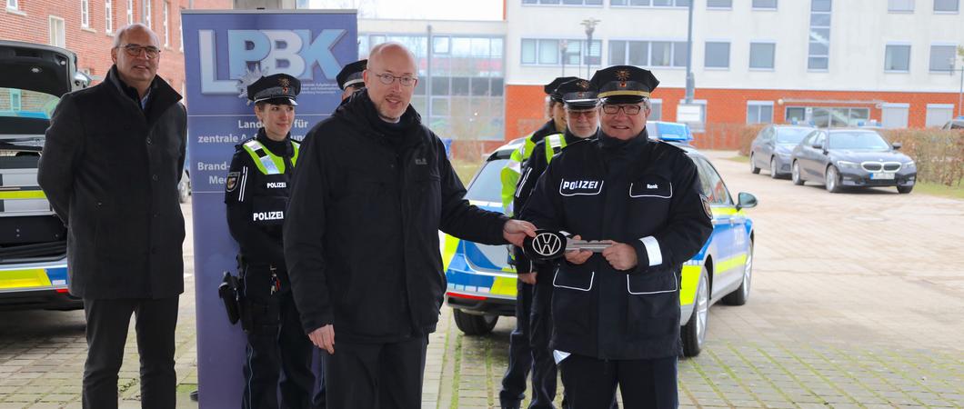 Übergabe: insgesamt 24 Funkstreifenwagen werden im allgemeinen Streifendienst der Landespolizei Mecklenburg-Vorpommern eingesetzt.