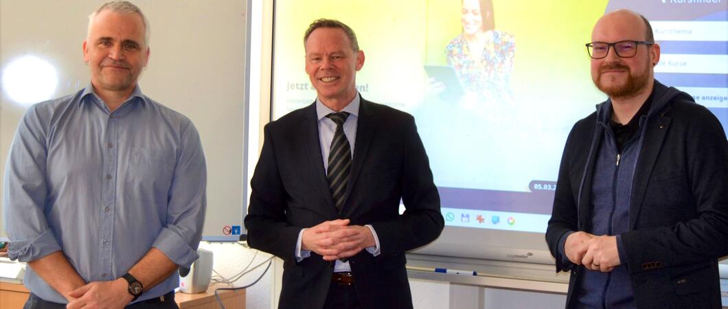 Lernen, wie man sich sicher im Netz bewegt: das bietet der Kurs „Schritt für Schritt sicher im Netz“ für Seniorinnen und Senioren, den die Volkshochschule in Kooperation mit dem Landeskriminalamt Mecklenburg-Vorpommern im Februar gestartet hat.