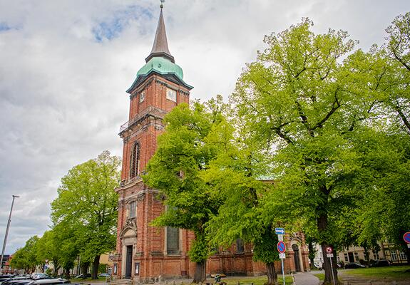 Am Tag des offenen Denkmals gibt es einen Vortrag zur Errichtung der Schelfkirche, Foto: maxpress, Plakat: Deutsche Stiftung Denkmalschutz