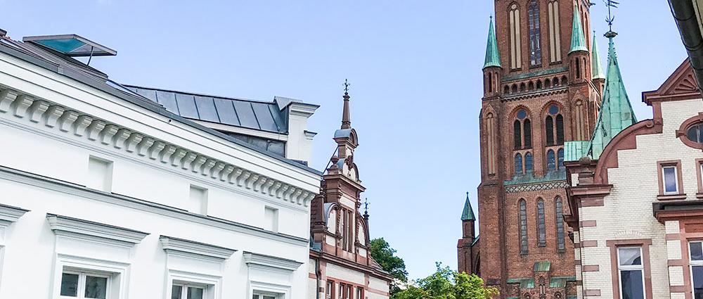 Schwerin erwacht wieder zum Leben. Vom Eckfenster des Café Honig aus lassen sich die Touristen auf den Straßen beobachten, wie sie schlendernd die Stadt erkunden. Und auch viele Einheimische sehen ihr Umfeld nun mit anderen Augen