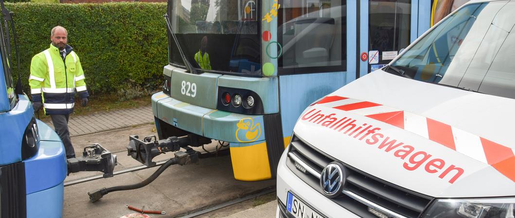 Abweichungen vom Regelbetrieb sind die berufliche Schiene von Ronny Woelk . Als Verkehrsmeister beim Nahverkehr rückt er aus, wann immer der normale Verkehrsfluss der Busse und Straßenbahnen aus dem Takt gerät.