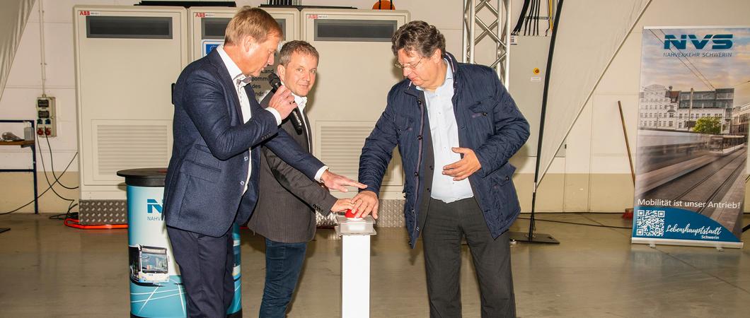 Der Nahverkehr hat einen wichtigen Schritt hin zu mehr klimafreundlicher Mobilität getan. Ab sofort tanken Busse innerhalb kürzester Zeit an mehr als 40 neuen Ladepunkten auf dem Betriebshof und am Hauptbahnhof auf.
