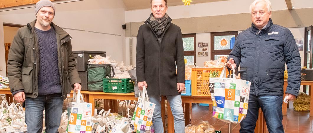 V.l.: Marcus Wergin von der Petrusgemeinde und Jens Kulbatzki freuen sich über die Spende von Dr. Josef Wolf, Geschäftsführer der Stadtwerke Schwerin