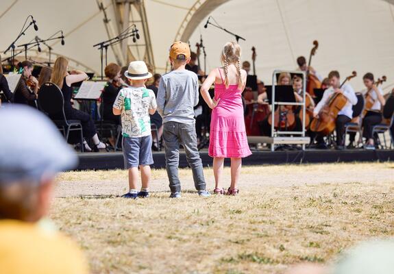 Einmal dem Trollkönig in seiner Höhle begegnen? Oder der Sonne beim Aufgehen lauschen? Das Kinder- und Familienfest der Festspiele Mecklenburg-Vorpommern am Sonntag, 16. Juni macht es möglich. Einfach die Familie einpacken und auf nach Hasenwinkel!