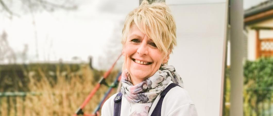 Als nach der Wende die Kündigungswelle durch die Kitas schwappte, wurde auch Anett Deinert zurück auf den Arbeitsmarkt gespült. Die gelernte Krippenerzieherin schulte um, wurde Werbekauffrau und Office-Managerin, für mehr als zehn Jahre.