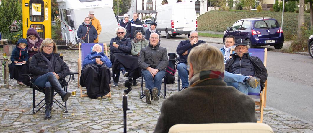 Das war ein gelungenes Experiment: An acht verschiedenen Büchertauschboxen nahmen Literaturfans in ungezwungener Atmosphäre Platz und 16 Vorleser traten in Aktion.