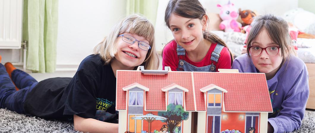Lisa, Lena und Anna-Lena (v.l.) lachen fröhlich in die Kamera und fühlen sich wohl in der AWO-Einrichtung, Foto: maxpress