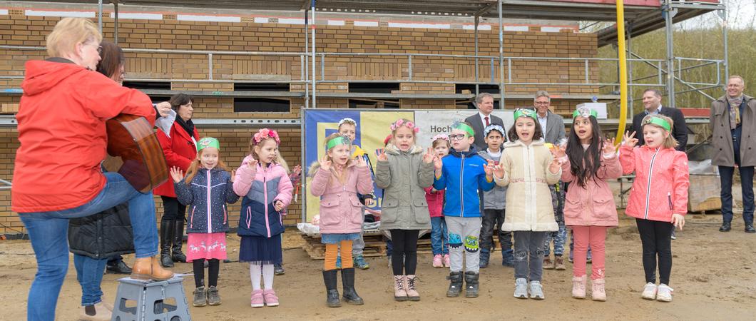 Alt und Jung gemeinsam in einem Haus, zusammen leben, lachen und voneinander lernen – unter diesem Motto soll zukünftig der Mehrgenerationen-Ansatz mit Leben gefüllt werden, Foto: maxpress
