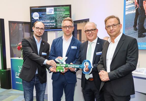 Symbolische Schlüsselübergabe des Erweiterungsbaus mit dem Betriebs-/Personalrat sowie dem Ingenieurbüro Kämmerer