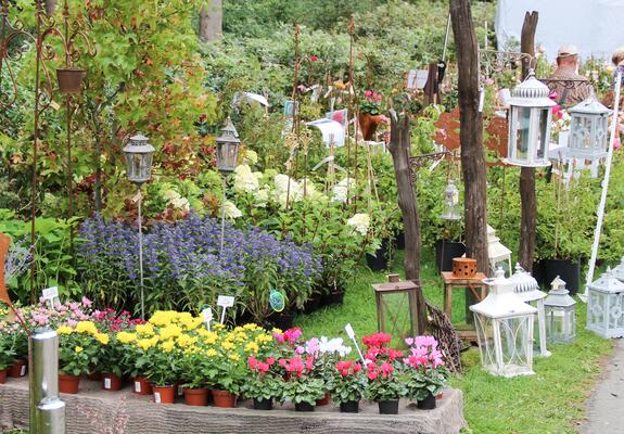 Am zweiten April-Wochenende bietet sich vor dem Schloss Ludwigslust ein zauberhaftes Ambiente für Gartenliebhaber, Landhausfreunde, Deko-Fans und Blumenenthusiasten.