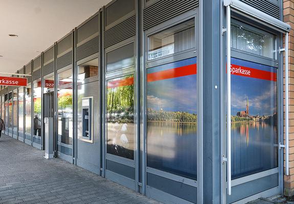 Nach umfassenden Baumaßnahmen ist die Filiale am Dreescher Markt seit Mitte Mai wieder für die Kunden geöffnet.