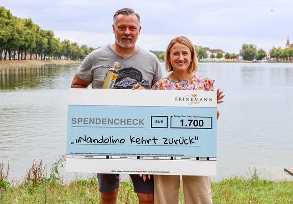 Große Freude herrscht bei den Unterstützern für eine neue Nandolino-Skulptur am Pfaffenteich. Durch die Spende aus dem Gin-Verkauf von Unternehmer Steffen Brinkmann ist der Weg zur Herstellung des neuen Drachens wieder ein wenig einfacher geworden.