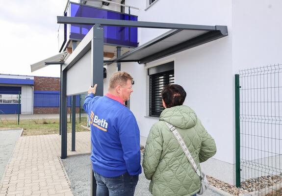 Der Montagebetrieb Beth im Gewerbegebiet Schwerin Süd überzeugt nicht nur mit Markenqualität, Funktionserlebnis und persönlicher Beratung – auf die Produkte namhafter Hersteller gibt es bis zu fünf Jahre Garantie.