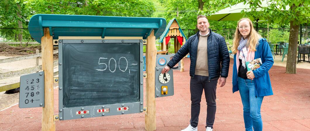 SAS-Betriebsleiter Markus Lange (l.) und Cathleen Behling von den Dreescher Werkstätten freuen sich über den neuen Spielplatz, Fotos: maxpress/Stephan Rudolph-Kramer