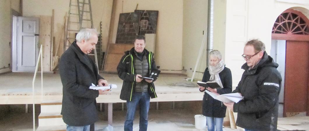 V.l.: Architekt Jörn Willert (Stadt + Haus) aus Wismar mit Stephan Sörgel (Sörgel & Bunsen), Monique Ulbrich (Baltic Gebäudereinigung) und Peter Schulz (Bauunternehmen Michael Gabler)