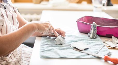 Am Therapietisch glitzern kleine Staubwolken in der Sonne. Konzentriert arbeitet die Klientin an einem Stück Speckstein. Ihre psychische Erkrankung ist der 50-Jährigen nicht anzusehen.