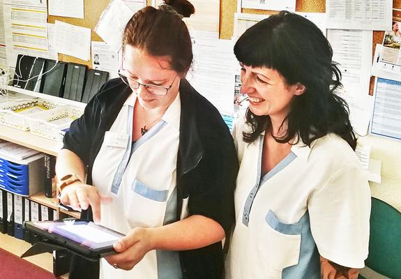 Constanze Swillims (links) und Jacqueline Gehrke nutzen das Tablet regelmäßig. Telefonieren wollen sie aber auch noch miteinander – das ist einfach persönlicher als der Chat