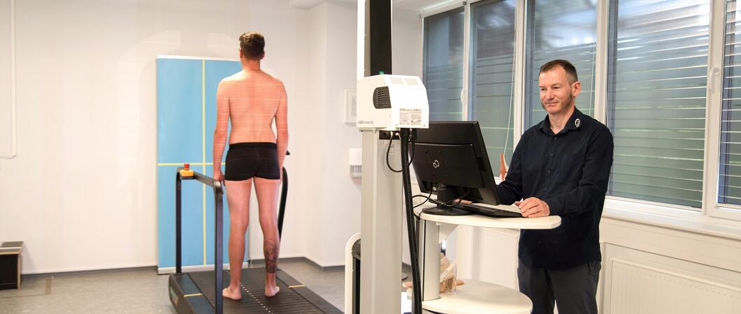 Genauer messen, besser versorgen – das ist möglich dank der digitalen Wirbelsäulenvermessung mit dem DIERS 4D motion® Lab, Fotos: maxpress, medi GmbH