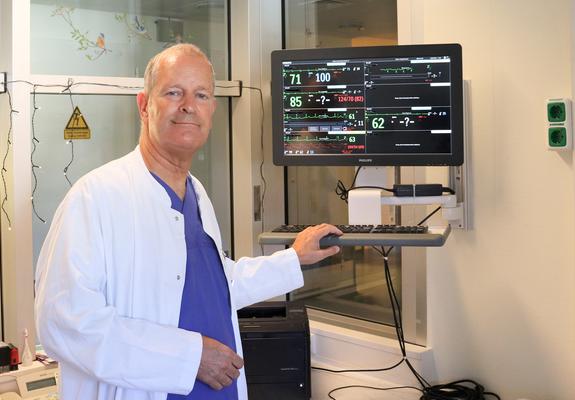 Bei einem Schlaganfall gilt es, so schnell wie möglich zu handeln. „Time is brain, also Zeit ist Hirn, ist hier die Maxime“, erklärt Prof. Frank Block. Er ist Chefarzt der Neurologie an den Helios Kliniken Schwerin.