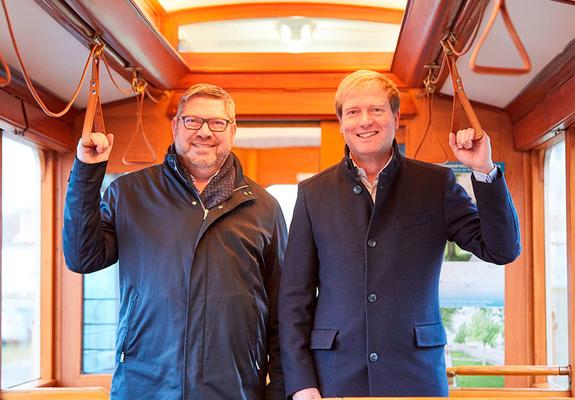 Daniel Dellmann (l.) und Wilfried Eisenberg beschlossen die Kooperation für die Helios Mitarbeiter