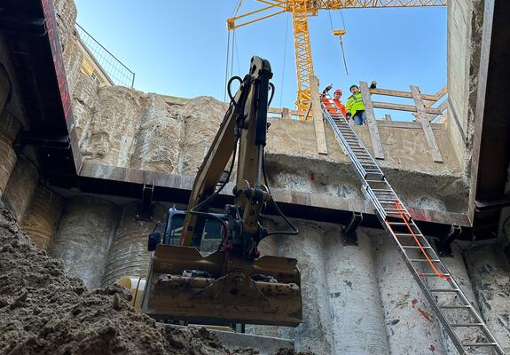 Zwei große Öffnungen klaffen rechts und links der Brücke an der Wallstraße, die noch bis zur endgültigen Fertigstellung im November gesperrt ist