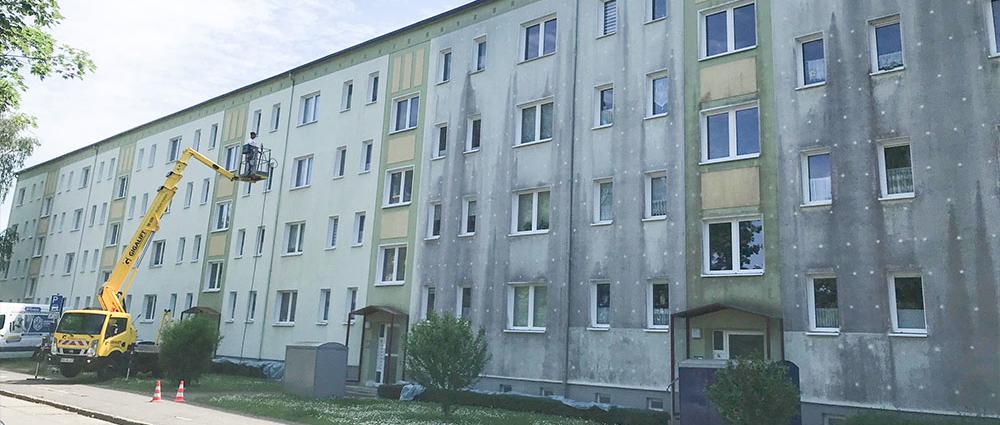 Die Dr.-Joseph-Herzfeld-Straße 13-18 während der Fassadenreinigung