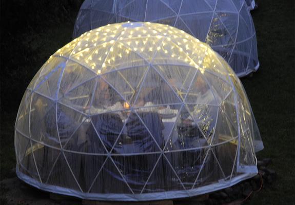 Drei „Igloos“ stehen im belasso-Weihnachtsgarten und können für exklusive Weihnachtsfeiern gebucht werden