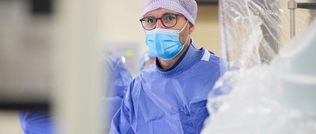 Plötzlich auftretende Brustschmerzen, die typischerweise mit einem Engegefühl verbunden sind, können auf einen akuten Herzinfarkt, eine potenziell lebensbedrohliche Erkrankung, hinweisen.