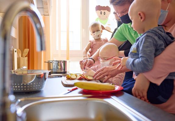 Kinder in onkologischer Behandlung brauchen viel Kraft. Doch die Therapie hat großen Einfluss auf das Essverhalten. Mit einer Therapieküche unterstützen Ärzte in Schwerin die Kinder dabei, wieder Appetit aufzubauen.