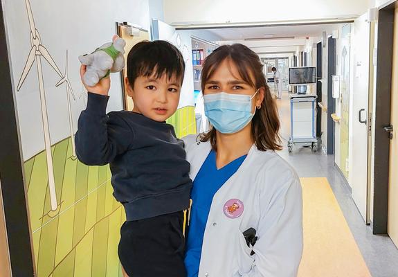 Abas und Assistenzärztin Eileen Vollmer freuen sich über die erfolgreiche Operation, Foto: Helios