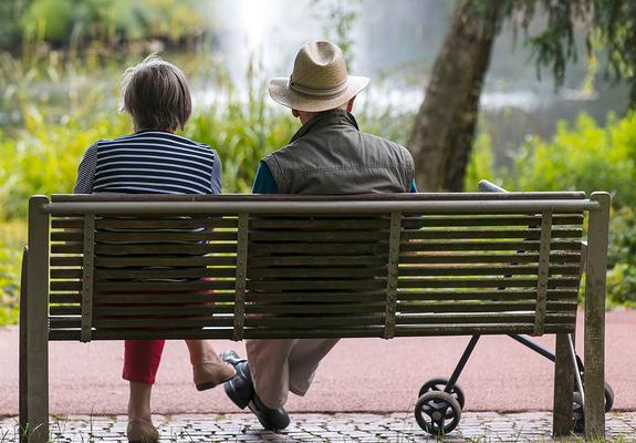 Begleitung beim Spaziergang hilft Pflegebedürftigen im Alltag