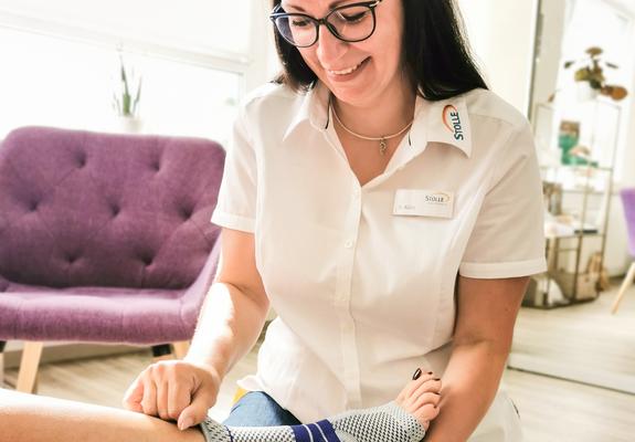 Wer eine Sprunggelenksverletzung erlitten hat, überdenkt die folgenden Schritte im wahrsten Sinne des Wortes. Der Fokus liegt auf Genesung, gekoppelt mit einer Schmerztherapie.