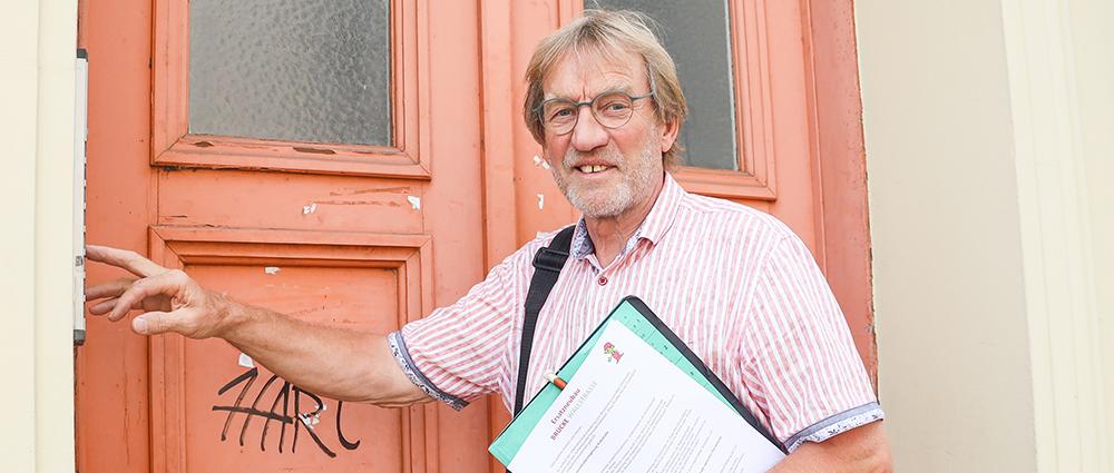 Welchen Beruf könnte Hugo Klöbzig anhand seines Aussehens ausüben? Schauspieler, Handwerker oder Rockmusiker? Ein bisschen von allem steckt in dem agilen Mann.